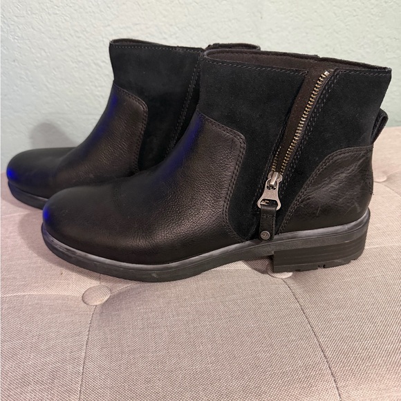 Ugg’s Black Leather Women’s Ankle Boots - Picture 5 of 6